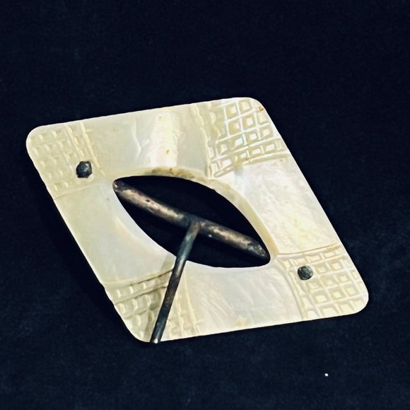 Victorian Mother Of Pearl Diamond Shaped Sash Clip - Picture 1 of 4
